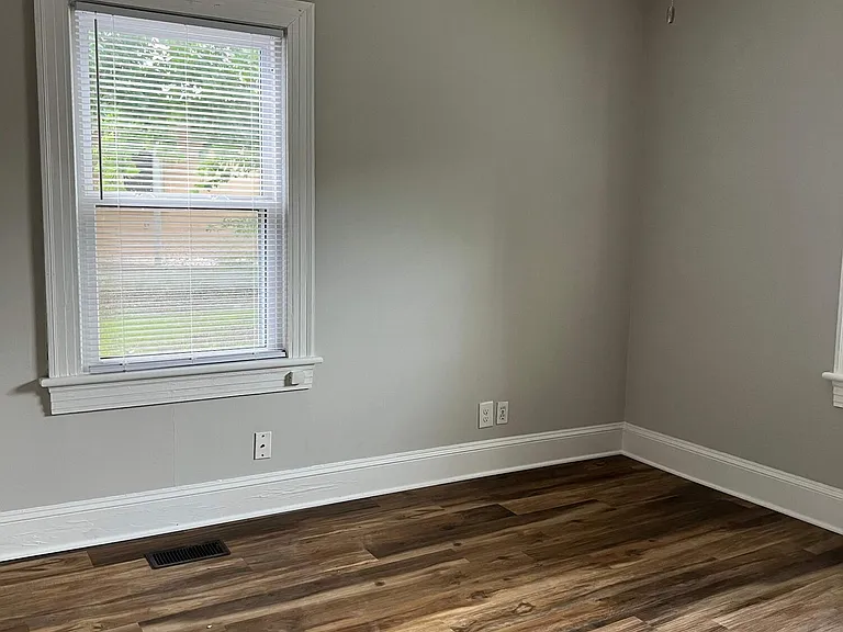 303 S Oak St — Photo 7