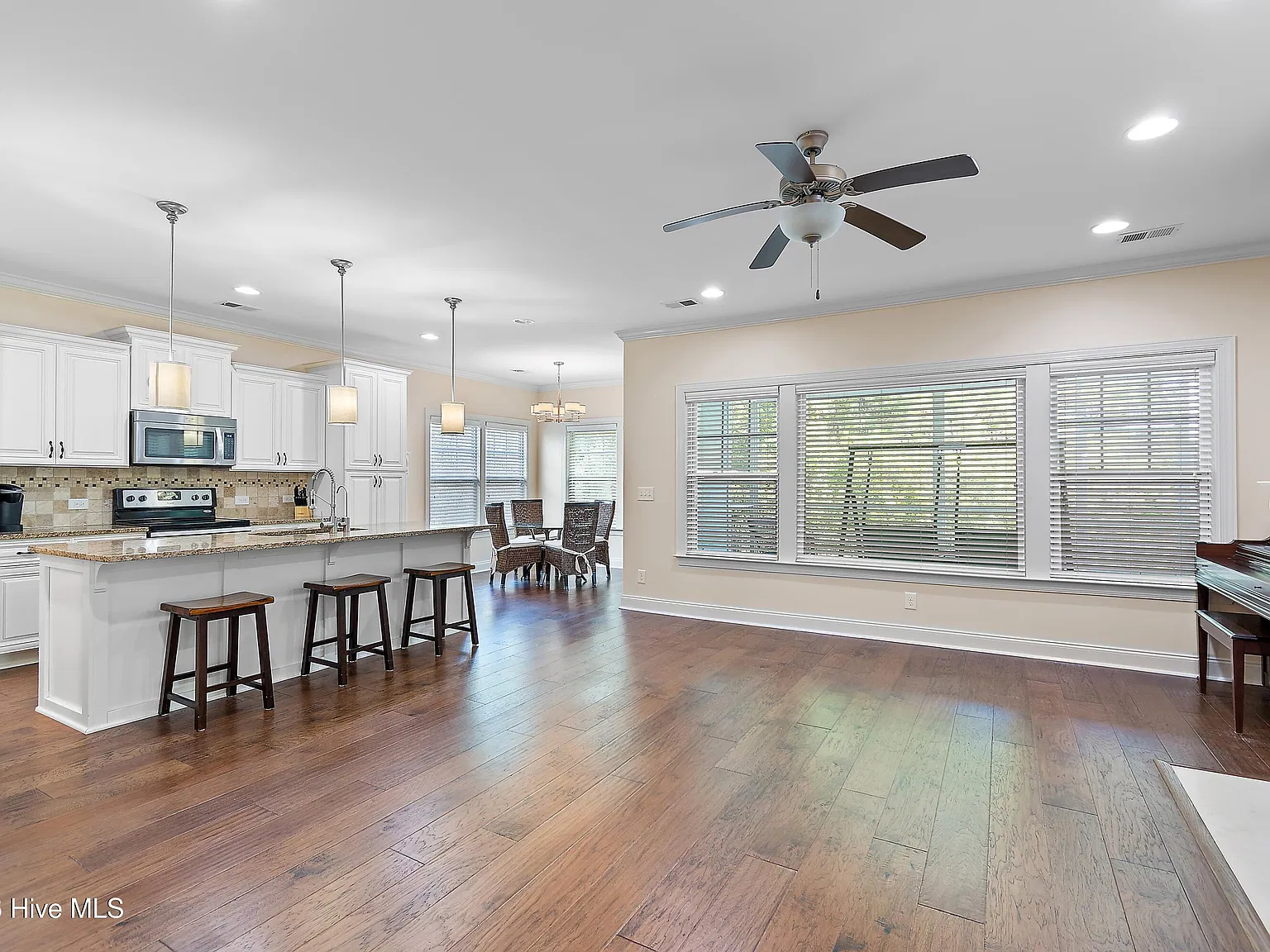 3 bed, 3.0 bath, $3,400 — Photo 3