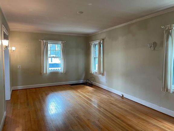 3rd image of 927 Woodlawn Ave