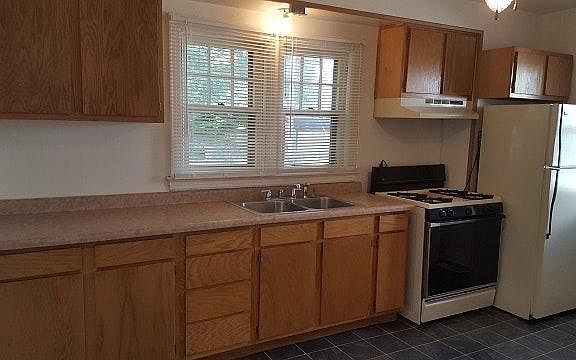 4th image of 910 W Lusher Ave