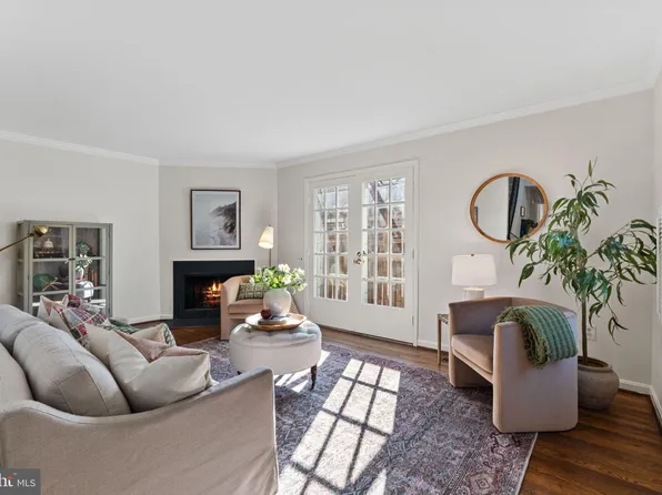1318 Chetworth Ct, Alexandria, VA 22314