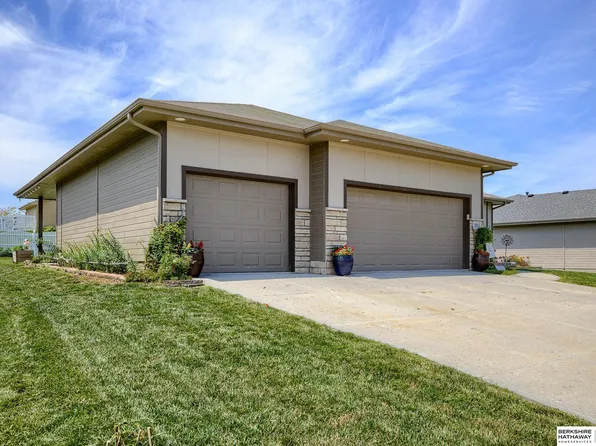 1911 Atlas Dr, Papillion, NE 68133