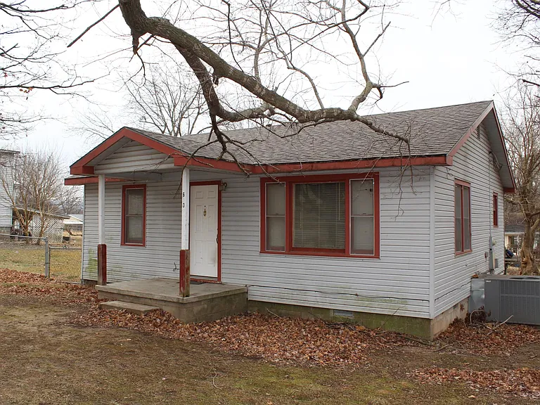 603 E Parks St — Photo 3
