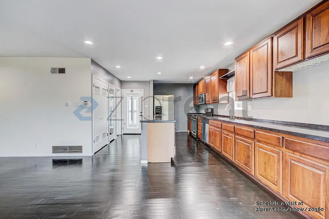 4 bed, 1334 sqft, $4,400 — Photo 3