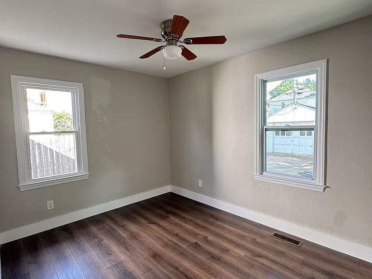 2537 W Sylvania Ave — Photo 8