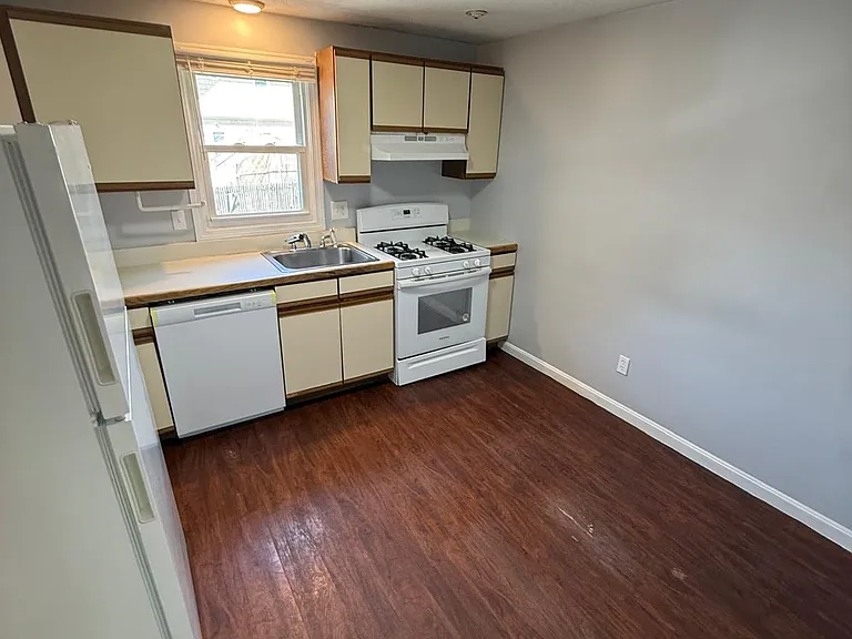 14 Saratoga Ave — Photo 12