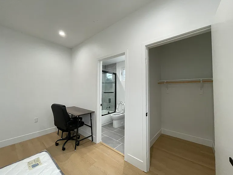 1340 W 37th St #1342-1/4 — Photo 17