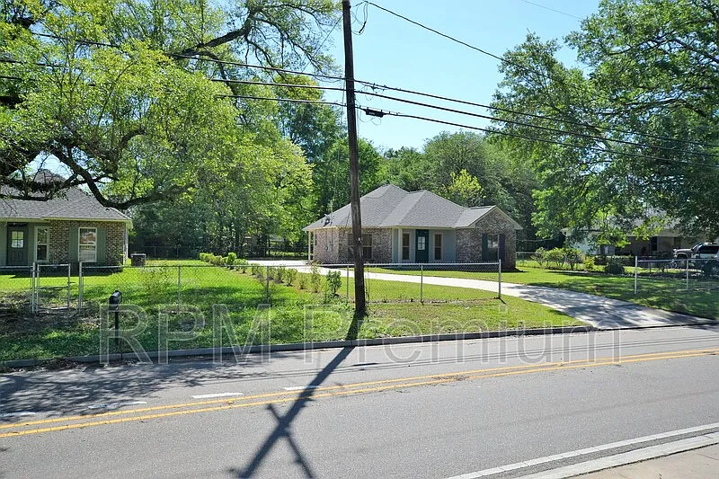 3 bed, 2.0 bath, 1216 sqft, $1,595 — Photo 4