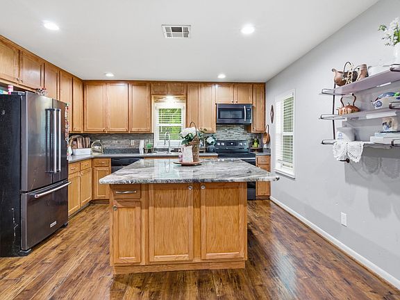 5th image of 162 Irving Dr