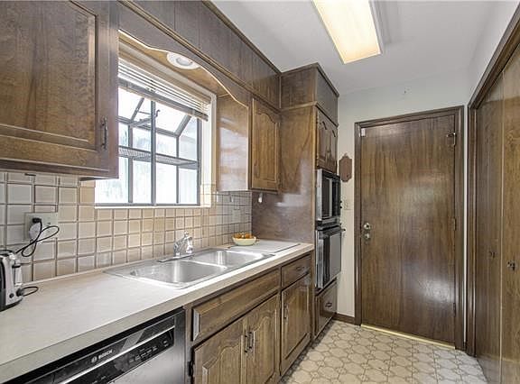 3rd image of 26 Woodbridge Ln