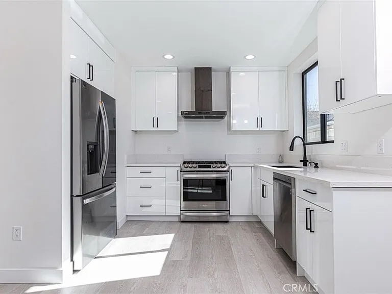 7446 Mammoth Ave — Photo 9