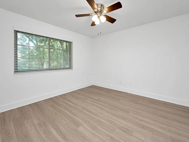 Towncrest Apartments — Photo 23