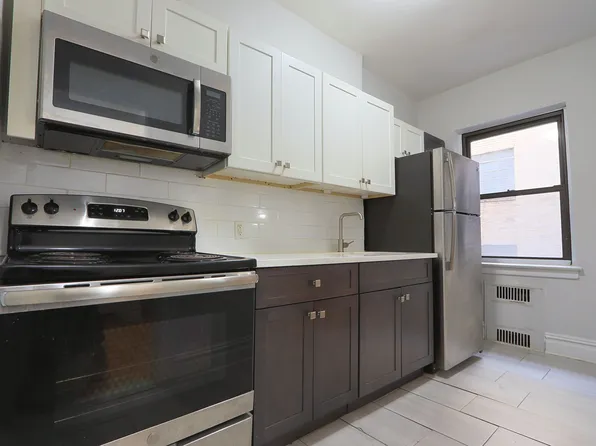 130 Bayridge Parkway image 2 of 7