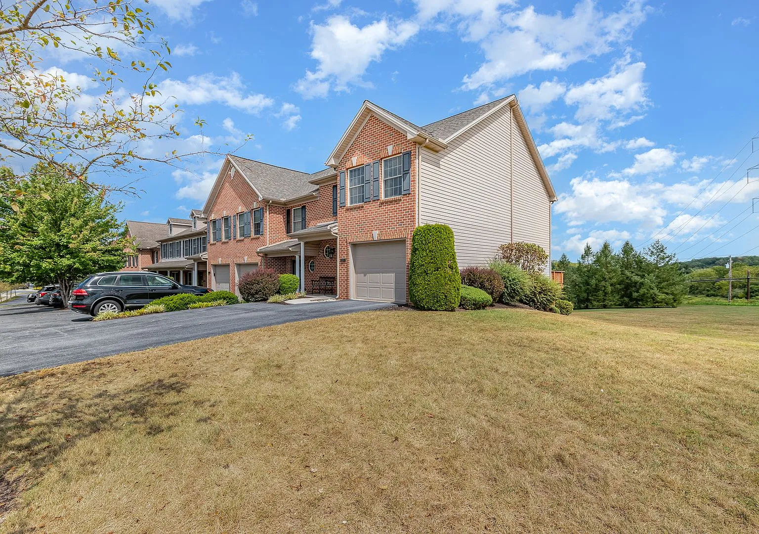 Welcome to this charming 2-bedroom, 2.5-bathroom town-house located in the desirable Harrisburg, ... — Photo 3