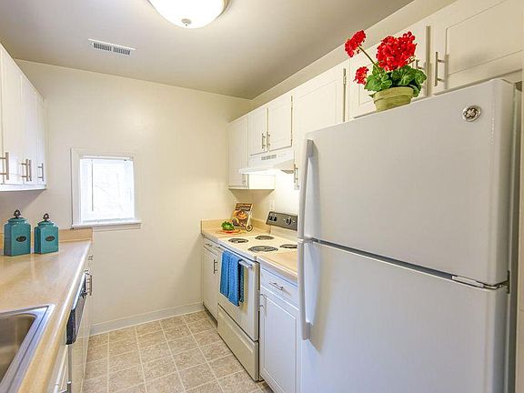 3rd image of 2405 Lancashire Dr