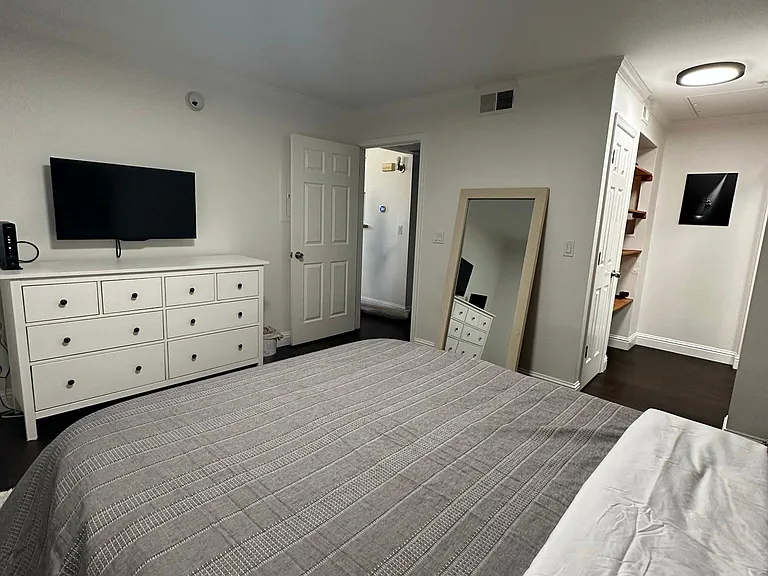 Another drawer, and TV!