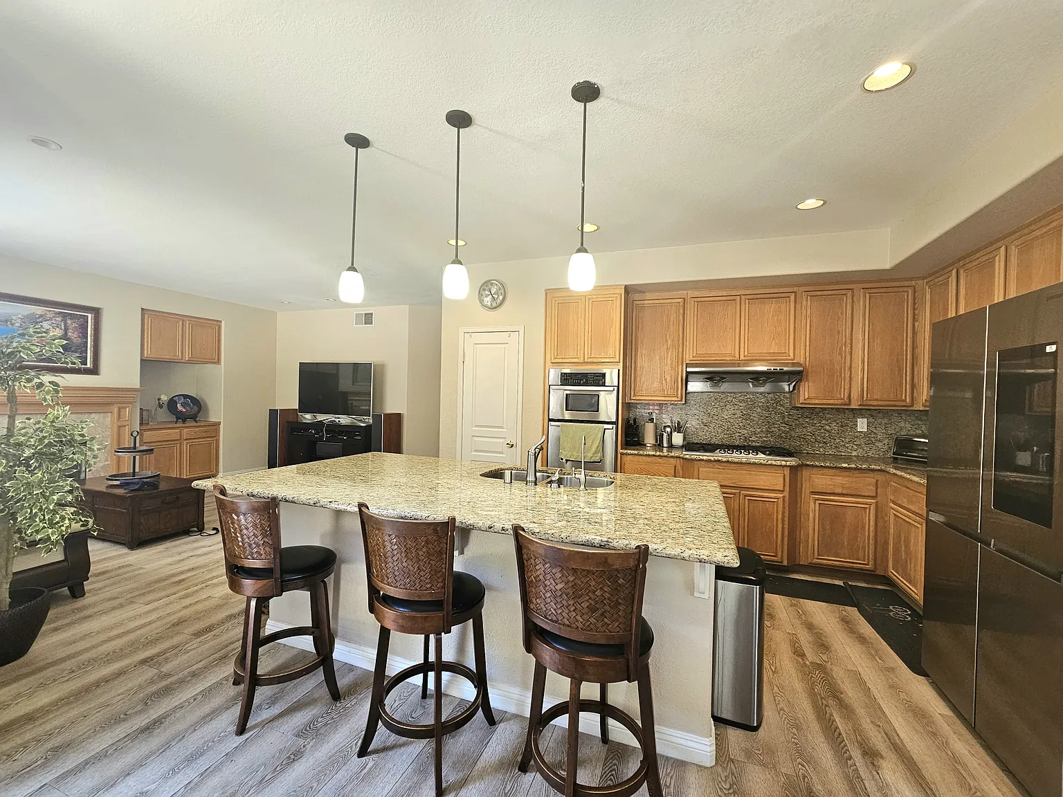 4 bed, 2451 sqft, $6,600 — Photo 2