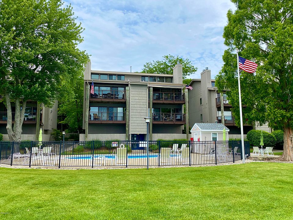 1st image of 555 Lake St #8