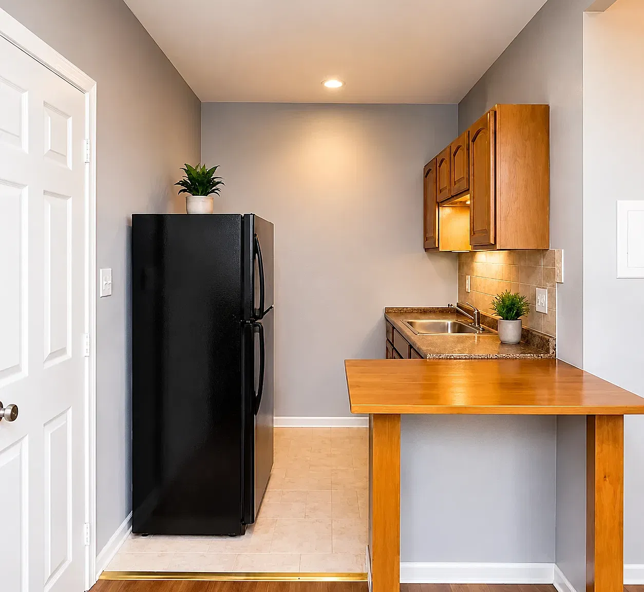 2 bed, 700 sqft, $1,800 — Photo 1