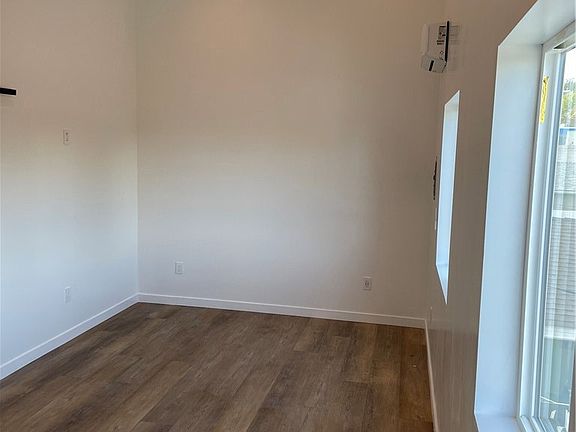 5th image of 24308 Victory Blvd #24308