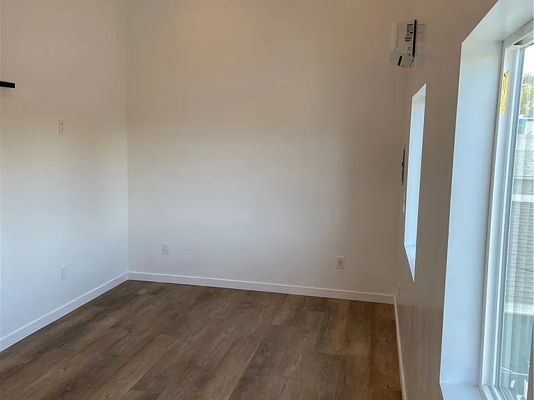 24308 Victory Blvd #24308 — Photo 5