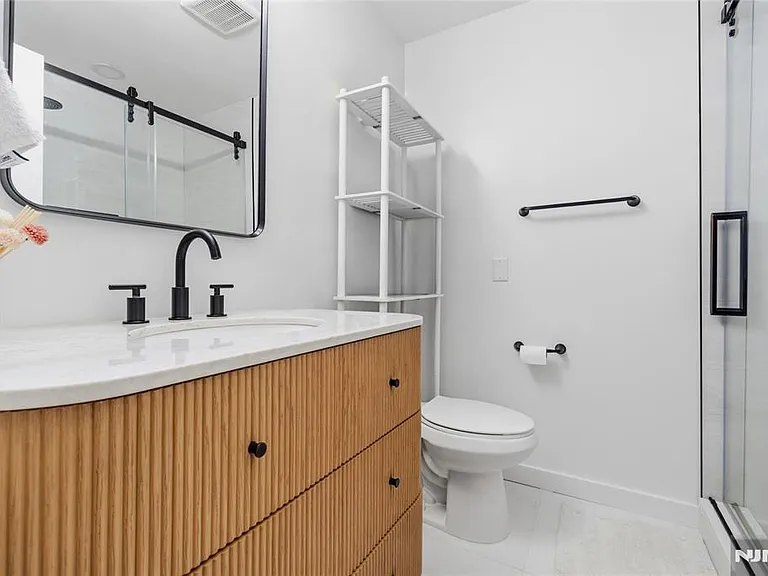 546 Windsor Dr — Photo 16