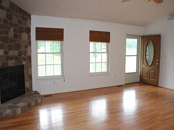 4th image of 2049 Twin Lake Dr