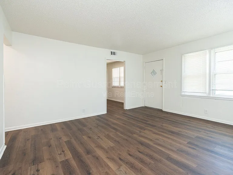631 N Mount Carmel St — Photo 5