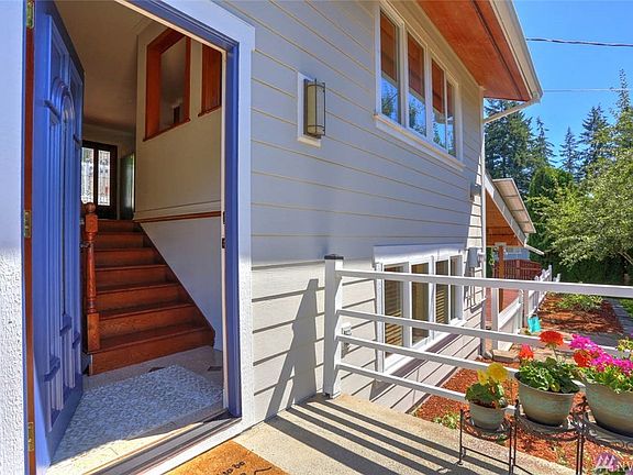 The lower level also offers a living room with a theater-like 125" screen, HD projector and surround sound. Extend your living s