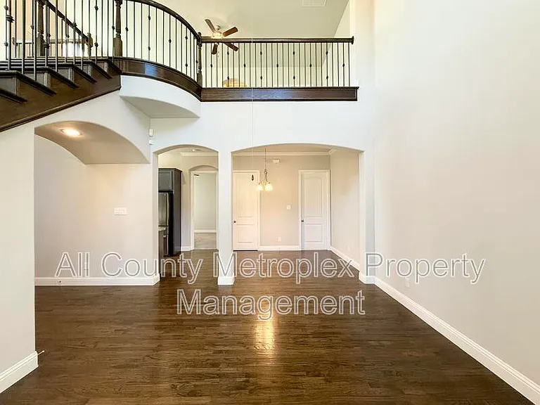950 Dartford Dr — Photo 2