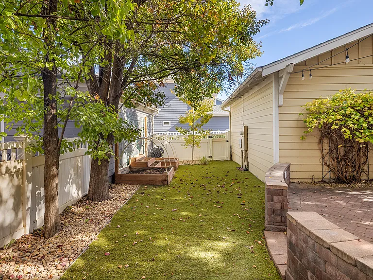 2682 Valentia St — Photo 24