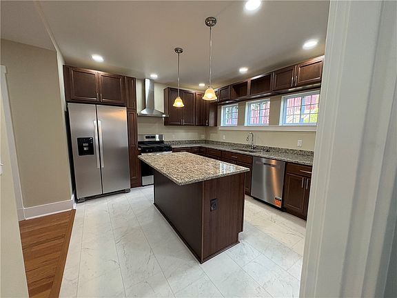 4th image of 140 Marshall Ave