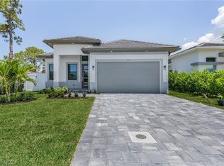 686 101st Ave N, Naples, FL 34108