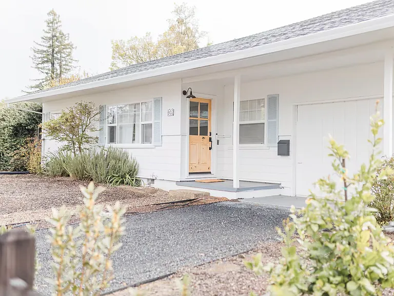 902 Harold Ln — Photo 4
