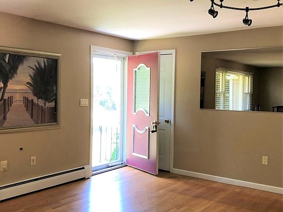 3rd image of 17 Carriage Dr