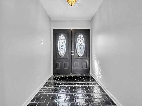 4th image of 415 Fabian Pl