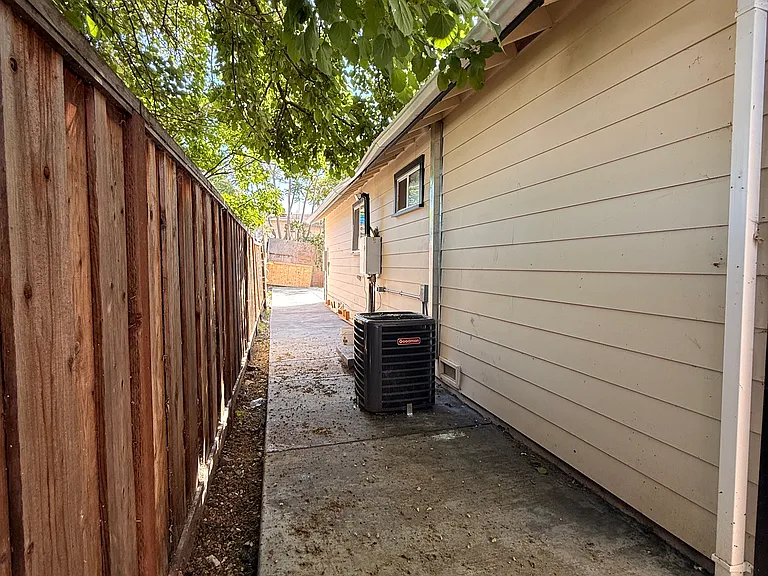 2194 Capitol Ave #A — Photo 19