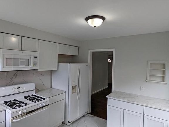 5th image of 259 Brentwood St