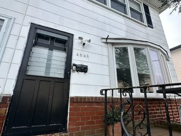 4543 Beach 46th Street image 2 of 5