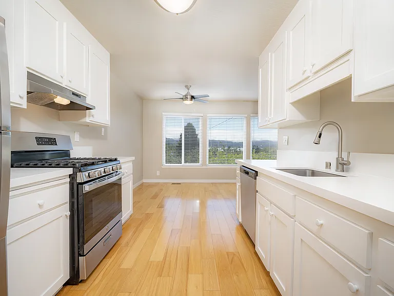 Harborview #15 kitchen (1)