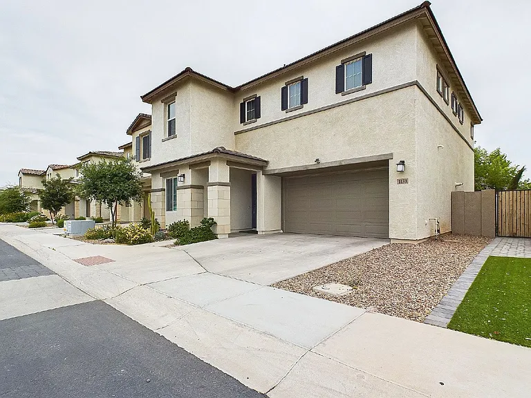 1133 N Jay Pl — Photo 2
