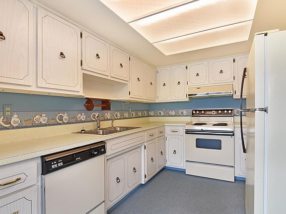 3rd image of 648 Hibiscus Dr