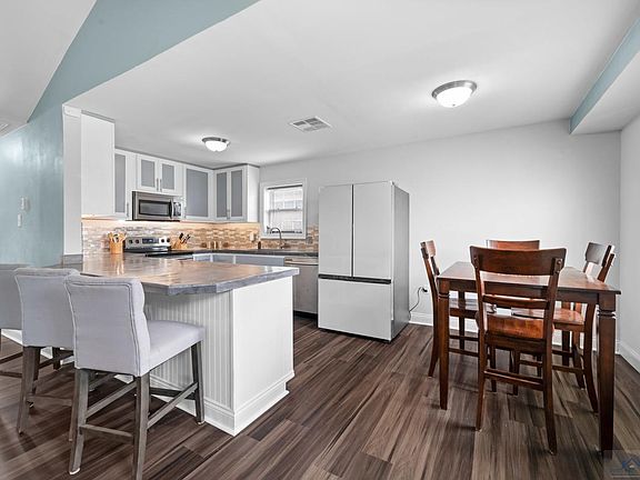 5th image of 215 Cypress Village Dr