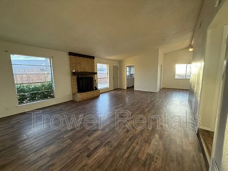 3 bed, 2.0 bath, 1537 sqft, $1,900 — Photo 4