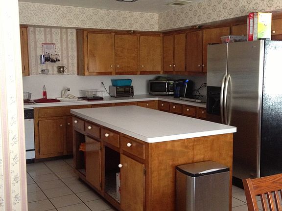 Spacious/well lit kitchen  