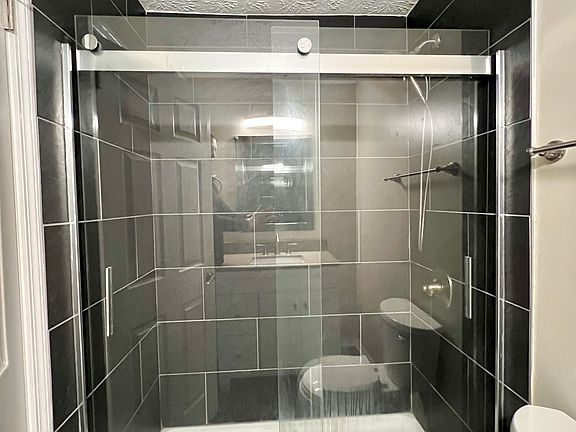 2nd image of 184 Old Park Ave #20