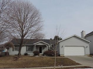 1211 Chatham Ln, Bloomington, IL