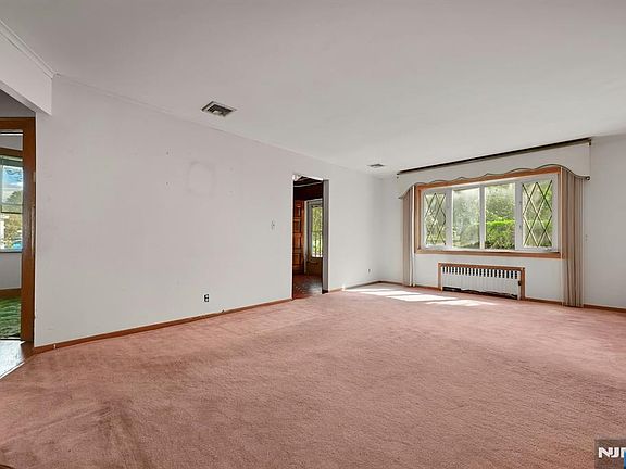 3rd image of 153 Orient Way