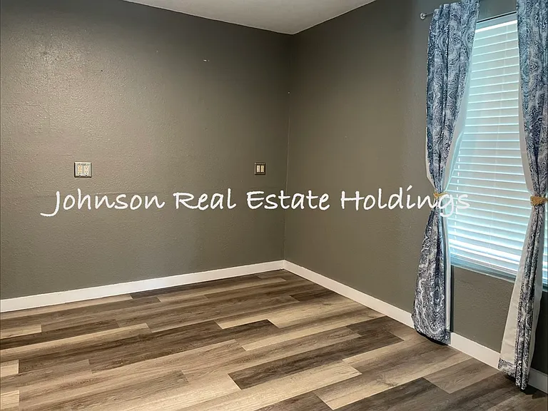 411 1/2 S Creek Ave — Photo 6