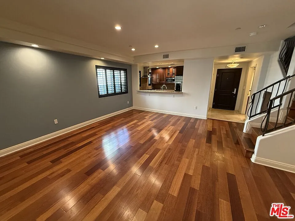 3 bed, 2.5 bath, 1460 sqft, $3,900 — Photo 2